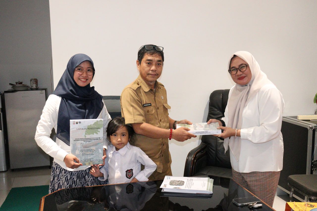 Penyerahan Policy Brief Pengembangan Ekonomi Masyarakat di Wilayah TPA