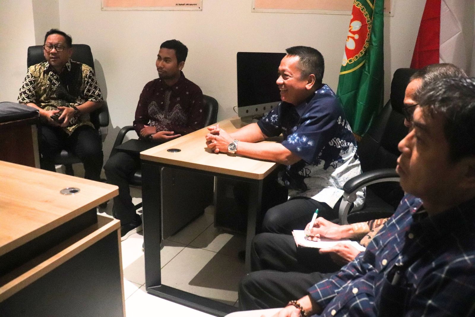 Menghadiri Pertemuan bersama Prof Seri dan WR 02 Unibos "Membahas Naskah Akademik "pemberdayaan gen z putus Sekolah di Makassar" sebagai salah satu luaran dari Riset Kementerian Dikti.