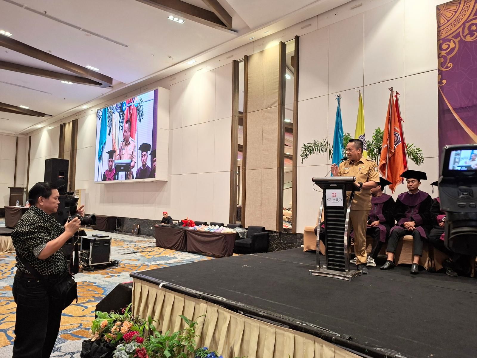 Kepala BRIDA Mewakili Wali Kota Berikan Sambutan pada Wisuda Universitas Famika