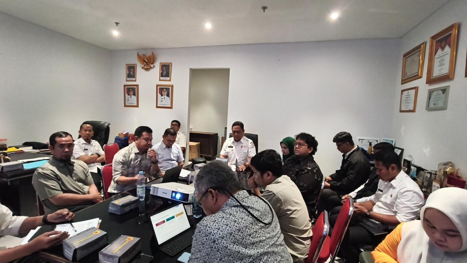 Dr. (Cand.) Dody Agriyanto, S.Sos., M.Si., membuka Forum Diskusi Penyusunan Draf Laporan Evaluasi